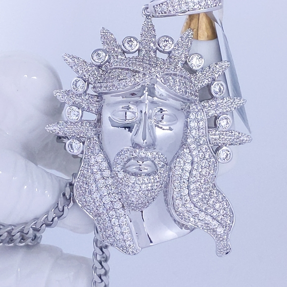 🧡 Icy Jesus Pendant - Picture 3 of 6